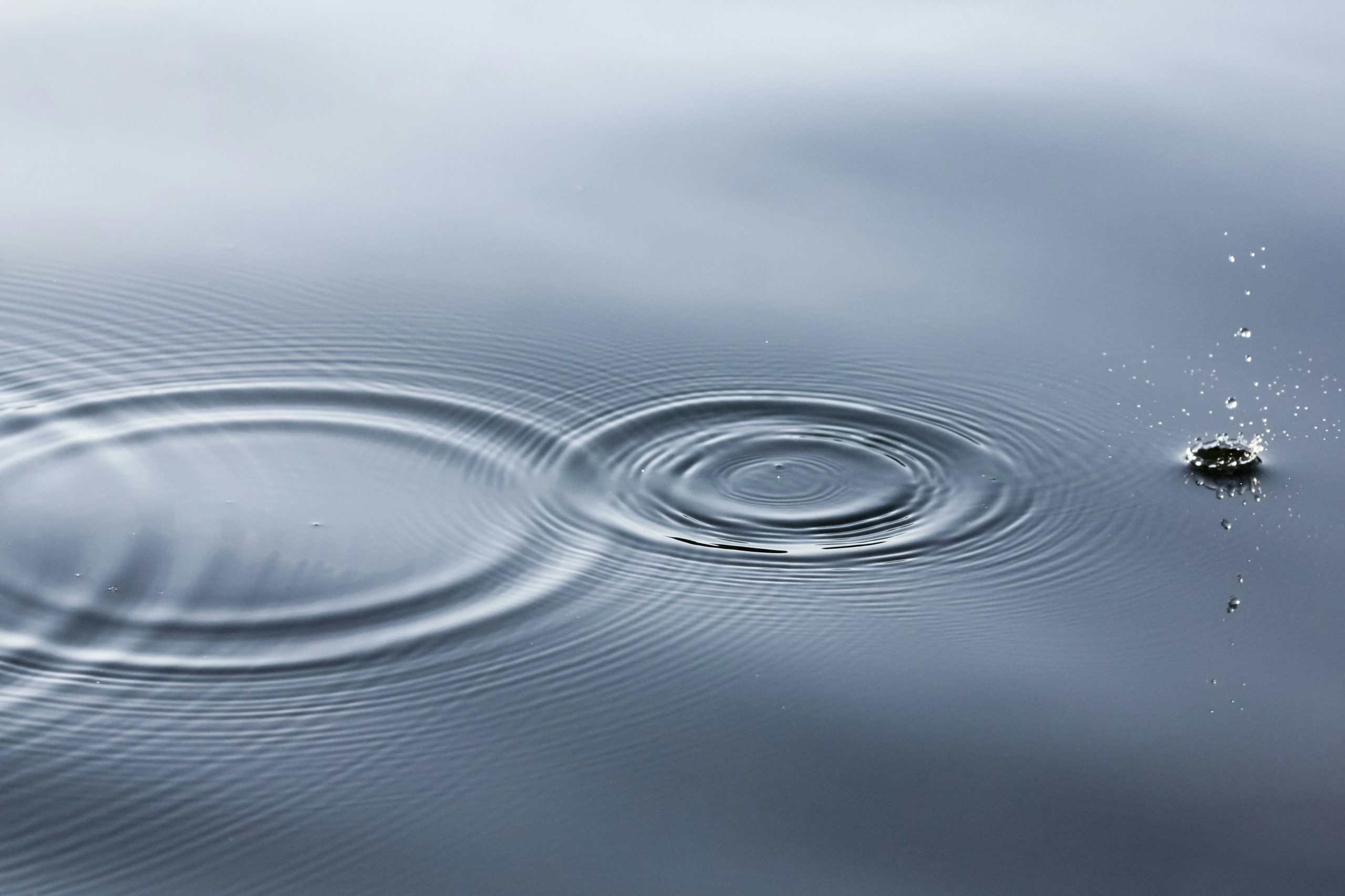 Gocce sulla superficie d'acqua